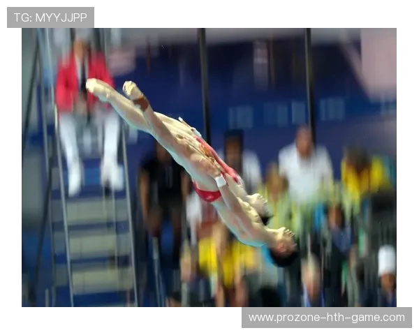 游泳选手跳台失误落水姿势尴尬